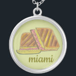 Collar Plateado Sandwich cubano de queso suizo en Miami Florida<br><div class="desc">Ilustracion con un delicioso sándwich cubano —un favorito de Miami, Florida! Este delicioso sándwich de hierba, versión de un jamón y queso clásico, tiene pan cubano, jamón, queso suizo, pepinillos, mostaza y a veces salami. ¡Genial para tu flamenco favorito! Este bocadillo cubano también está disponible en otros productos. También se...</div>