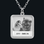 Collar Plateado Sencillo, moderno Mascota Personalizado o foto de<br><div class="desc">Añade tu propia foto y texto para crear un regalo único de fotos. Este collar o colgante está listo para ser personalizado con tu foto y tus propios nombres o mensajes con letras de tipegrafía afligidas en negro. El sencillo y moderno estilo blanco y negro se ve muy bien con...</div>