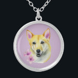 Collar Plateado Shiba Inu con la pintura de la acuarela de Sakura<br><div class="desc">Ésta es una pintura de la acuarela de un perro de la mezcla del inu del shiba con dos flores de Sakura (flor de cerezo) en el lado.</div>