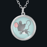 Collar Plateado Silencio como un Personalizado animal con el ratón<br><div class="desc">Una linda imagen de personalizado del ratón contra un fondo azul claro. Puede cambiar el fondo azul a otro color utilizando las selecciones de fondo. Esto hace un buen regalo para los niños.</div>