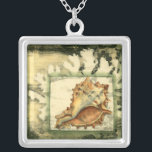 Collar Plateado Silhouette Conch Shell<br><div class="desc">Relájese con esta obra de arte contemporáneo de Jennifer Goldberger. Su colección de arte de conchas marinas es relajante y inspiradora. Esta obra de arte se centra en una gran concha de concha rodeada de arrecifes de coral verdes. Obtén este hermoso arte oceánico hoy con un toque de silueta en...</div>