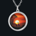 Collar Plateado Siluetas africanas del animal de la puesta del sol<br><div class="desc">Atontando la composición detrás encendida de la foto de jirafas y del rinoceronte silueteada contra el sol poniente.</div>