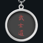 Collar Plateado Símbolo japonés del kanji del código del samurai<br><div class="desc">Para más bién esto, visita Sobre este diseño: El kanji es los caracteres chinos logográficos (o ideaographic) adoptados que se utilizan en el sistema de escritura japonés moderno. El término japonés "kanji" para los caracteres chinos significa literalmente los "caracteres de Han" y es el mismo término escrito en la lengua...</div>