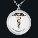 Collar Plateado Símbolo médico personalizado Caduceus - Oro<br><div class="desc">Símbolo médico personalizado collar Caduceus listo para su personalización. Nota ✔: No es necesario cambiar todas las áreas de plantilla. 📌 Si necesita más personalización, haga clic en el botón "Haga clic para más Personalizares" o "Personalizar o Editar diseño" y utilice nuestra herramienta de diseño para cambiar el tamaño, rotar,...</div>