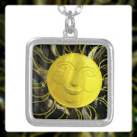 Collar Plateado Sonriente cara de sol amarillo<br><div class="desc">Derramado a la sombra y a la luz del sol, este luminoso sol amarillo sonriente frente a un brillante resplandor. Este collar será un recordatorio atesorado para brillar a través de todo y llevar algo de sol con ella. Cuando y donde quiera que vaya, llueva o brilla. Esta imagen es...</div>