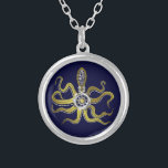 Collar Plateado Steampunk Gears Octopus Kraken<br><div class="desc">Este monstruo acechable del mar de vapor punk tiene ocho apéndices de oro tipo alambre, un engranaje plateado central y muchos engranajes y tornillos que componen su cabeza, ojos y tazas de succión. Es un pulpo robot / kraken, un monstruo de máquina metalizado para cualquiera que le guste las criaturas...</div>