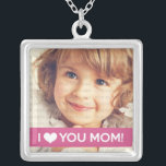 Collar Plateado Te Amo Mamá - Foto Personalizado<br><div class="desc">Presenta tu foto con un collar sencillo y delicado. Antecedentes rosados de Flablé,  escrito yo corazón,  mamá! Disponible en otros colores.</div>