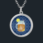 Collar Plateado Té dulce con monograma del tarro de albañil -<br><div class="desc">Un regalo que ofrece un ilustracion de un tarro de albañil de cuñas dulces del té y de limón.  Personalice con su monograma.  El fondo es modelo del quatrefoil de los azules marinos.</div>