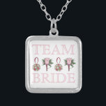 Collar Plateado TEAM BRIDE Boda Rosa Rosa Rosa Rosa Rosa Rosada co<br><div class="desc">El collar presenta un original ilustracion de marca de una fila de ilustraciones de temática boda,  que incluyen un ramo de rosas y boutonniere,  con TEAM BRIDE en una fuente divertida. ¡Una gran dama de honor / regalo de novia!</div>