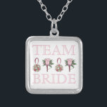 Collar Plateado TEAM BRIDE Boda Rosa Rosa Rosa Rosa Rosa Rosada co<br><div class="desc">El collar presenta un original ilustracion de marca de una fila de ilustraciones de temática boda,  que incluyen un ramo de rosas y boutonniere,  con TEAM BRIDE en una fuente divertida. ¡Una gran dama de honor / regalo de novia!</div>