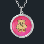 Collar Plateado Teddy Bear<br><div class="desc">Gráfica adorable de oso de peluche. Este oso adorable y adorable tiene corazones en las plantas de sus pies, así como en su pecho donde estaría su verdadero corazón. Sus ojos se ven un poco tristes. Awwwww. El fondo es una acuarela rosa que gira en torno a un diseño.</div>