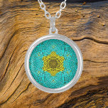 Collar Plateado Tejer Mandala azul y amarillo<br><div class="desc">Este funky mandala presenta azul y amarillo en un estilo de tejido de cesta. Imágenes psicodélicas para el hippie moderno o para cualquiera que ame los colores vivos.</div>