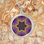 Collar Plateado Tejer Mandala morado y amarillo<br><div class="desc">Este funky mandala presenta color púrpura y amarillo en un estilo de tejido de cesta. Imágenes psicodélicas para el hippie moderno o para cualquiera que ame los colores vivos.</div>