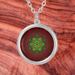 Collar Plateado Tejer Mandala rojo y verde<br><div class="desc">Este funky mandala tiene un estilo rojo y verde en un tejido de cesta. Imágenes psicodélicas para el hippie moderno o para cualquiera que ame los colores vivos.</div>