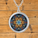 Collar Plateado Tejidos Mandala amarillo azul y rojo<br><div class="desc">Esta manala funky presenta azul,  amarillo y rojo en un estilo de tejido de canasta. Imágenes psicodélicas para el hippie moderno o para cualquiera que ame los colores vivos.</div>