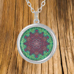 Collar Plateado Tejidos Mandala Azul verde y rojo<br><div class="desc">Este funky mandala presenta un estilo de tejado de cestas verde,  azul y rojo. Imágenes psicodélicas para el hippie moderno o para cualquiera que ame los colores vivos.</div>