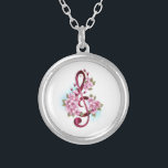 Collar Plateado Tejidos musicales notas de colores con flores de S<br><div class="desc">El aroma rosa del trébol con delicadas y detalladas flores japonesas de cerezo rosadas en un fondo blanco pintado con pintura azul claro. Sakura rosa floreciente.</div>