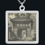 Collar Plateado Templo imperial asiático en blanco y negro<br><div class="desc">Visitantes reunidos frente a este templo imperial asiático,  listos para entrar. La impresionante impresión está hecha en blanco y negro,  lo que le da a la pieza un aspecto antiguo que imita el tiempo que representa. ¡Pon esto en tu muro hoy y disfruta!</div>