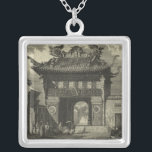 Collar Plateado Templo imperial asiático en blanco y negro<br><div class="desc">Visitantes reunidos frente a este templo imperial asiático,  listos para entrar. La impresionante impresión está hecha en blanco y negro,  lo que le da a la pieza un aspecto antiguo que imita el tiempo que representa. ¡Pon esto en tu muro hoy y disfruta!</div>