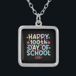 Collar Plateado Tie Dye Feliz 100° Día del Estudiante Docente Esco<br><div class="desc">Tie Dye Feliz 100° Día del Maestro Escolar Estudiante 100 Días Camiseta</div>