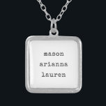 Collar Plateado Tipo de familia| Nombres de sus hijos<br><div class="desc">Este sencillo y elegante collar es una buena manera de mantener a tus hijos cerca. Un diseño minimalista en blanco y negro muestra cada uno de los nombres de sus hijos o nietos en un texto moderno de máquina de escribir.</div>