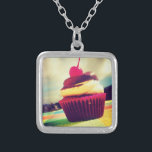 Collar Plateado Torta colorida con cereza en la parte superior<br><div class="desc">Una brillante foto de verano de un delicioso quequito. Esta imagen tiene nubes esponjosas blancas y montañas en el fondo. El delicioso quequito está contenido en una envoltura rosa brillante y roja violeta. El quequito en sí es una combinación de tarta de vainilla y chocolate con una cereza jugosa encima...</div>