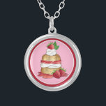 Collar Plateado Torta de fresa de tarta de tarta de novia Ducha de<br><div class="desc">El diseño presenta un original ilustracion de marca de un postre clásico de tartas de fresa. Este plato es un popular regalo de verano tanto en los Estados Unidos como en el Reino Unido, con una galleta de tarta dulce cortada con fresas jugosas y crema batida, con toda una fresa...</div>