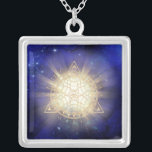 Collar Plateado *~* Tótem Ojo Dorado - Rayos sagrados de luz geomé<br><div class="desc">JOYA cuadrada CON INTENCIÓN (R) - Joyas con un Enérgico Mejoramiento. Triángulo de Geometría Sagrada Mandala y Tercer Ojo más vigas de luz y energía. Como sanador profesional de la energía espiritual a distancia desde 2001, he aprendido, desarrollado y utilizado el poder de la intención de sanar la energía. Toda...</div>