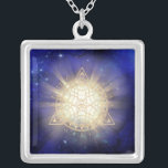 Collar Plateado *~* Tótem Ojo Dorado - Rayos sagrados de luz geomé<br><div class="desc">JOYA cuadrada CON INTENCIÓN (R) - Joyas con un Enérgico Mejoramiento. Triángulo de Geometría Sagrada Mandala y Tercer Ojo más vigas de luz y energía. Como sanador profesional de la energía espiritual a distancia desde 2001, he aprendido, desarrollado y utilizado el poder de la intención de sanar la energía. Toda...</div>