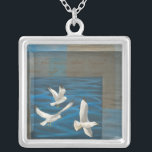 Collar Plateado Tres gaviotas blancas volando sobre el agua<br><div class="desc">¿Necesitas escapar? Hazlo eligiendo este cuadro de la artista Tara Friel que representa a tres gaviotas que sobrevuelan el agua. La vista de las olas del océano y los vivos colores hacen que este diseño sea muy realista.</div>