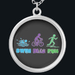 Collar Plateado Triatleta de carreras de ciclismo de natación<br><div class="desc">El diseño cuenta con un original ilustracion SWIM BIKE RUN. Ideal para tu ironmujer favorita,  o triatleta. Este diseño de triatlón también está disponible en otros productos. ¿No ves lo que estás buscando? ¿Necesita ayuda con la personalización? Contacte con Rebecca para que tenga algo diseñado para usted.</div>
