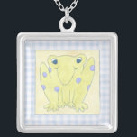 Collar Plateado Trío de ranas sobre ropa de Gingham<br><div class="desc">Un feliz trío de ranas son los sujetos de esta obra de trapo de gingham de Megan Meagher. Cuidado,  insectos,  estas ranas están en la caza. ¡Pide tu copia de esta increíble pieza hoy!</div>
