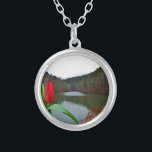 Collar Plateado Tulipán rojo primaveral en el lago Arrowhead<br><div class="desc">Foto de un tulipán rojo brillante en las orillas del lago Arrowhead,  tomada por Sandy Closs.</div>