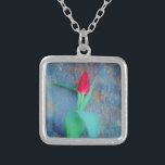 Collar Plateado Tulipán rojo sobre pizarra gris azul<br><div class="desc">Flores de primavera. Un solo Stem de un tulipán rojo de rubí contra un bello fondo de piedra. Foto de Sandy Closs.</div>