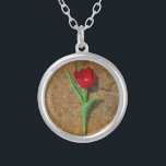 Collar Plateado Tulipán rojo y amarillo<br><div class="desc">Tulipán rojo primavera y amarillo,  contra una roca marrón en el lago Arrowhead. Foto de Sandy Closs. Pascua,  flores,  flores rojas,  primavera,  valentina,  valentinas,  boda,  bodas,  San Valentín</div>