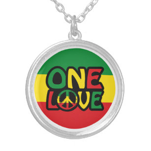 Collar Plateado Un amor, diseño de reggae con colores de reggae