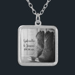 Collar Plateado Un vaquero rústico bota el país Boda occidental<br><div class="desc">El encantador Rústico Cowboy Boots Country Western Boda Pendant Necklace hace un regalo personalizado único de boda de keepsake para la novia o sus damas de honor. El collar de bodas de moda de campo personalizado, tema del rancho, muestra una fotografía digitalizada en blanco y negro de botas de vaquero...</div>