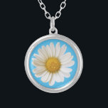 Collar Plateado Una única margarita blanca sobre el cielo azul<br><div class="desc">Foto de primer plano de una hermosa margarita blanca.</div>
