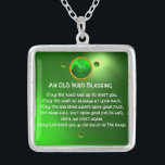 Collar Plateado Una vieja bendición irlandesa<br><div class="desc">Elegante, singular joya dorada con piedra de gema esmeralda e incrustaciones de shamrock con una antigua oración irlandesa en el interior para el Día de San Paddy (, Santa Patty ). Gemas 3D vibrantes y diseño muy preciso, modelado 3D y renderización por Bulgan Lumini (c).Parte de la serie Hyper Talismans....</div>