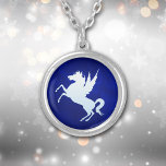 Collar Plateado Unicornio plateado sobre azul real<br><div class="desc">Este collar de bonito tiene un fondo azul real que parece casi resplandecer. En el centro se encuentra una brillante imagen de unicornio de crianza plateada. ¡Mágico! Asegúrate de ver los pendientes coincidentes en nuestra tienda.</div>