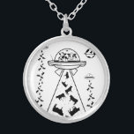 Collar Plateado Vacas en una nave espacial OVNI<br><div class="desc">Un ilustracion gracioso de vacas piloteando un OVNI. Esta nave espacial está rescatando vacas de granjas en la Tierra. Un divertido diseño de teoría de conspiración. El ilustracion es blanco y negro.</div>