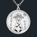 Collar Plateado Vacas en una nave espacial OVNI<br><div class="desc">Un ilustracion gracioso de vacas piloteando un OVNI. Esta nave espacial está rescatando vacas de granjas en la Tierra. Un divertido diseño de teoría de conspiración. El ilustracion es blanco y negro.</div>