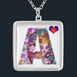 COLLAR PLATEADO VALENTINE VENETIAN MASQUERADE MONOGRAM A CARTA<br><div class="desc">Un diseño inicial de letra alfabética con corazón. Espectáculo vibrante y artístico con confeti colorido...  Amor mítico entre Harlequin y Columbine,  pintura acrílica inspirada en máscaras de plumas venecianas y Commedia dell'arte - Venecia. Colores verdes color rosa rosa violeta claro.</div>