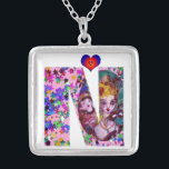 COLLAR PLATEADO VALENTINE VENETIAN MASQUERADE MONOGRAM N CARTA<br><div class="desc">N letra del alfabeto diseño inicial con corazón. Espectáculo vibrante y artístico con confeti colorido...  Amor mítico entre Harlequin y Columbine,  pintura acrílica inspirada en máscaras de plumas venecianas y Commedia dell'arte - Venecia. Colores verdes color rosa rosa violeta claro.</div>
