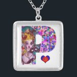 COLLAR PLATEADO VALENTINE VENETIAN MASQUERADE MONOGRAM P CARTA<br><div class="desc">Letra P alfabeto diseño inicial con corazón. Espectáculo vibrante y artístico con confeti colorido...  Amor mítico entre Harlequin y Columbine,  pintura acrílica inspirada en máscaras de plumas venecianas y Commedia dell'arte - Venecia. Colores verdes color rosa rosa violeta claro.</div>