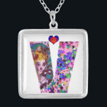 COLLAR PLATEADO VALENTINE VENETIAN MASQUERADE MONOGRAM V CARTA<br><div class="desc">Letra V alfabeto diseño inicial con corazón. Espectáculo vibrante y artístico con confeti colorido...  Amor mítico entre Harlequin y Columbine,  pintura acrílica inspirada en máscaras de plumas venecianas y Commedia dell'arte - Venecia. Colores verdes color rosa rosa violeta claro.</div>