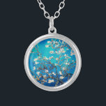 Collar Plateado Van Gogh Almond Blossoms turquesa brillante<br><div class="desc">Regalos turquesa de flores de almendras para fiestas de boda, Baby Shower o Fiesta de primavera: disfrute de la esencia de la elegancia eterna con nuestro collar de flores de almendra, inspirado en el icónico arte de Vincent Van Gogh. El fondo turquesa realza con gusto las delicadas flores, creando una...</div>