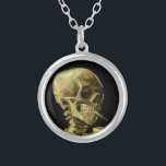Collar Plateado Van Gogh Smoeleton<br><div class="desc">Collar con la pintura al óleo de Vincent van Gogh Skull of a Skeleton with Burning Cigarette (1885-86). ¡Un gran regalo para los amantes del post-impresionismo y del arte holandés!</div>