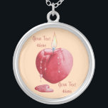 Collar Plateado vela roja ardiente con el corazón en forma de llam<br><div class="desc">La llama original en forma de corazón y el ilustracion de velas en forma de corazón en esta fresca joya se inspiró mientras veía una vela roja derribar. La cera derretida en forma de corazón rojo está descendiendo lentamente por el costado de la vela y se adentra en una piscina...</div>