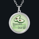 Collar Plateado Verde obsesivo de Guay del desorden del aguacate<br><div class="desc">Amo los aguacates y las comidas sanas verdes. Especialmente en cosas deliciosas tenga gusto del guacamole. Un regalo lindo para un foodie.</div>